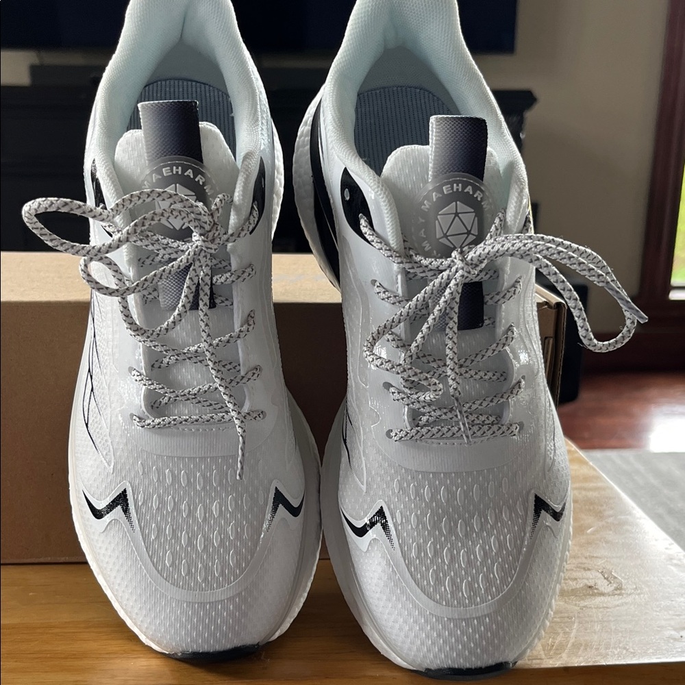 White Athletic Running Shoes with Black Accents - Lightweight Comfort-Amarillo